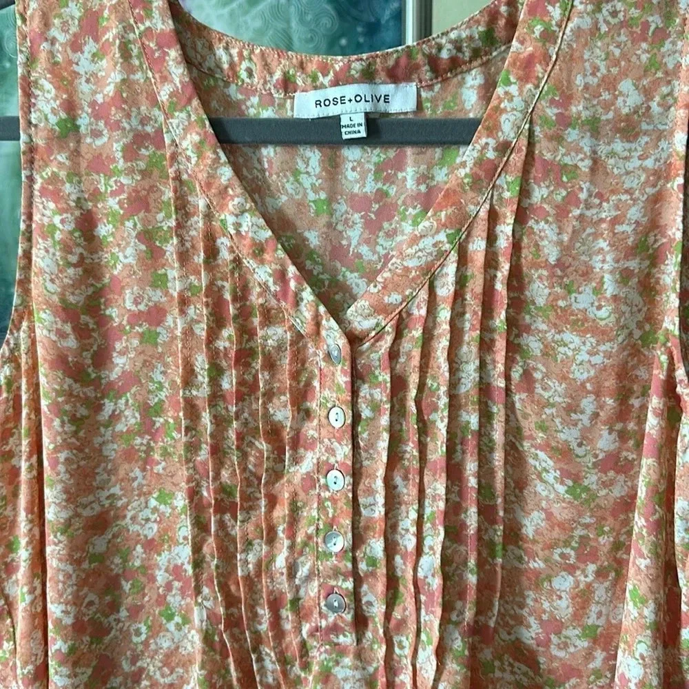 Rose + Olive Sleeveless coral floral blouse that buttons up the front. Large - Picture 2 of 3